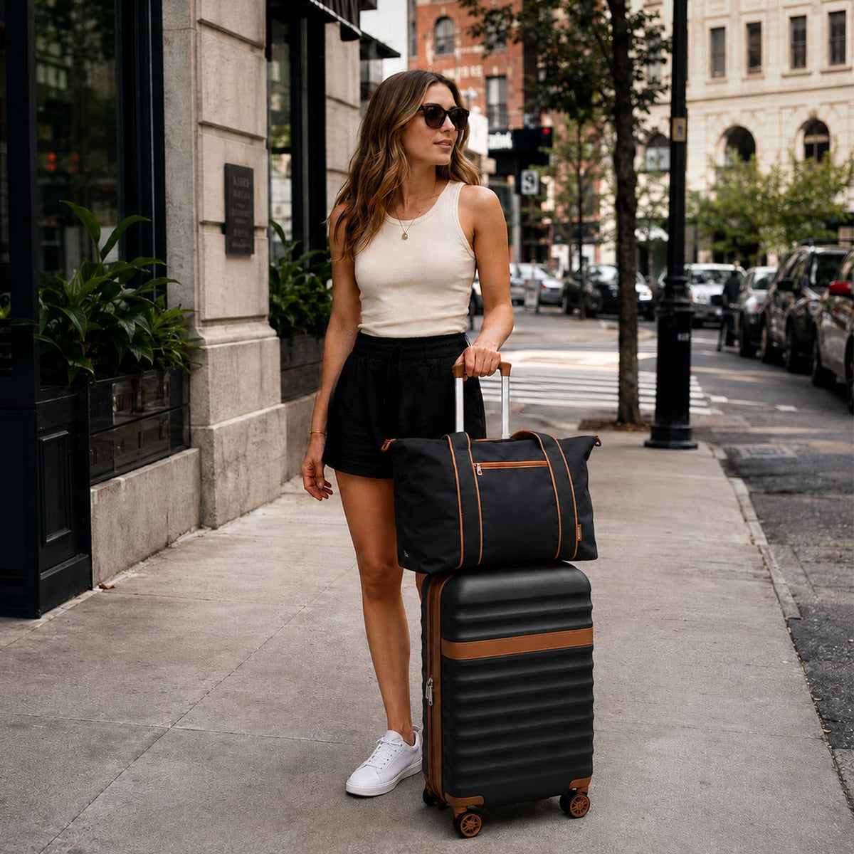 Black 20in Expandable Hardshell Carry-On Y90981